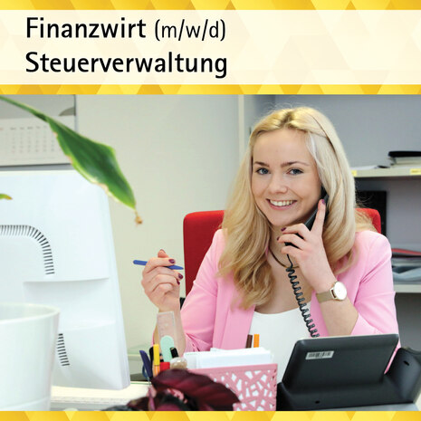 Zu sehen ist eine junge Kollegin aus einem Finanzamt welche an ihrem Schreibtisch sitzt und gerade ein Telefonat führt. Das Bild wirbt für eine Ausbildung zum Finanzwirt (m/w/d) in der sächsischen Steuerverwaltung