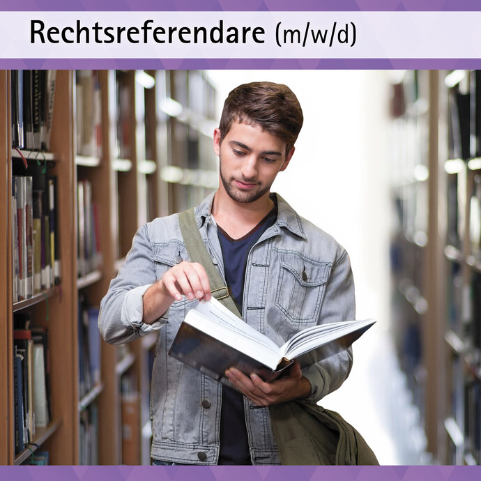 Auf dem Bild ist ein junger Mann in einer Fachbibliothek abgebildet. Er hält ein aufgeschlagenes Buch in seiner Hand und scheint offenkundlich etwas zu recherchieren. Dieses Bild soll sinnbildlich für die Rechtsreferendare stehen, welche in der sächsische